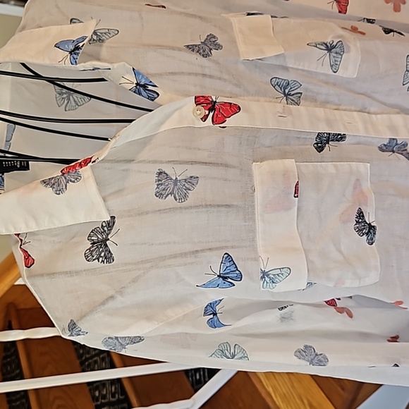 👚GAP SHEER BUTTON DOWN SHIRT 👚 - Picture 2 of 8